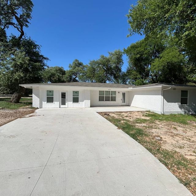 2,000 SF Office with Yard and Parking