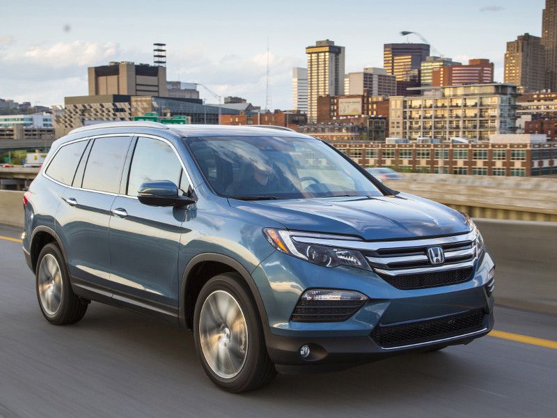 2018 Honda Pilot Elite driving in the city ・  Photo by Honda 