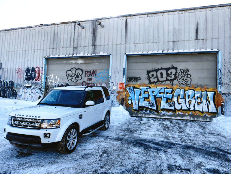 2016 Land Rover LR4 Front Three Quarter 01 ・  Photo by Benjamin Hunting