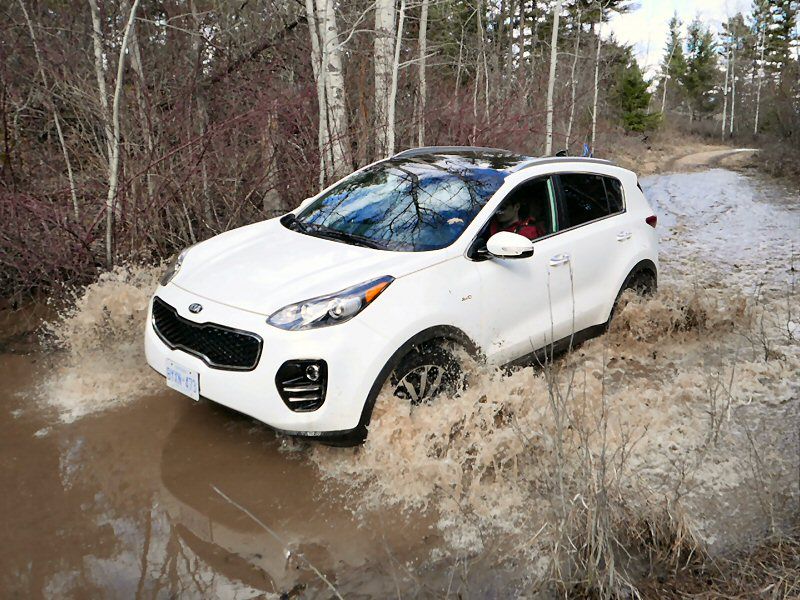 2017 Kia Sportage Driving Through Water Off Road 05 ・  Photo by Benjamin Hunting