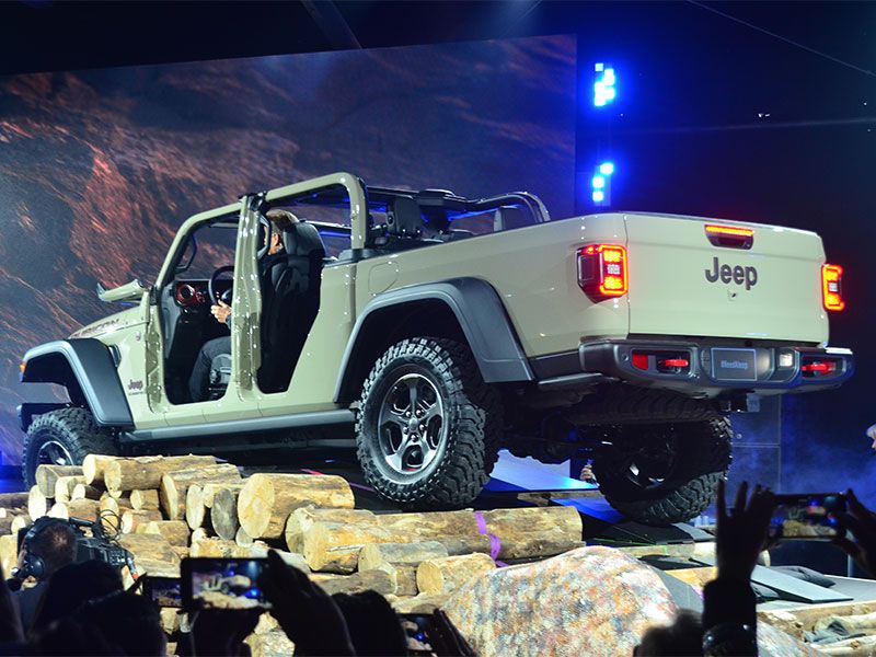 2020 Jeep Gladiator rear view NewspressUSA ・  Photo by Newspress USA