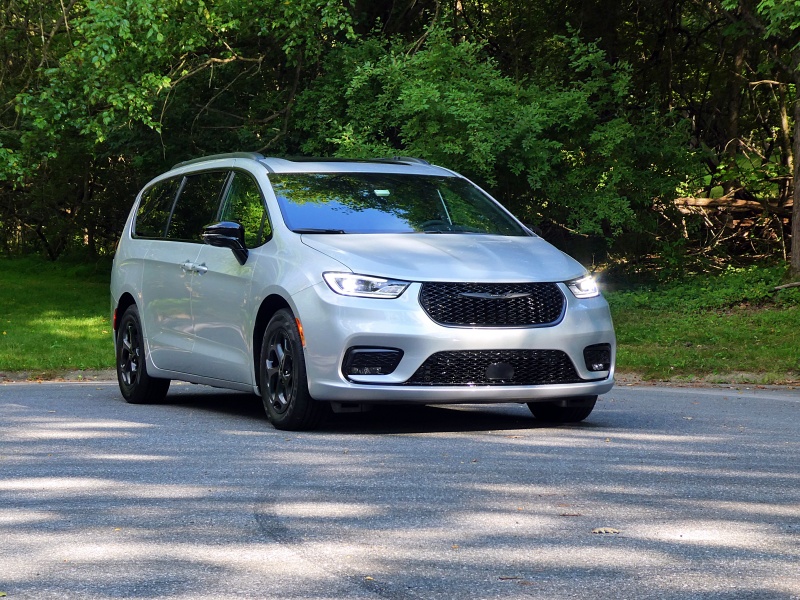 2024 Chrysler Pacifica Hybrid ・  Photo by Brady Holt