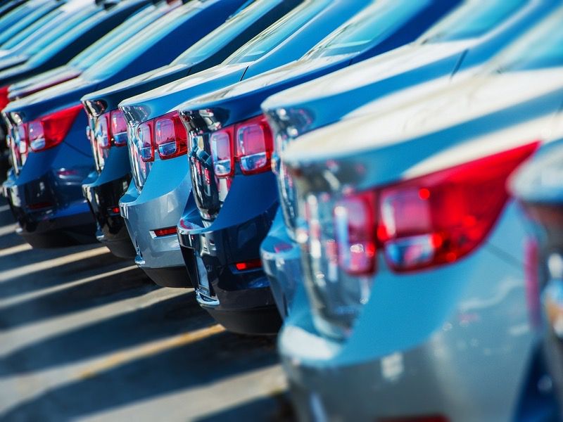 Row of cars ・  Photo by Bigstock 