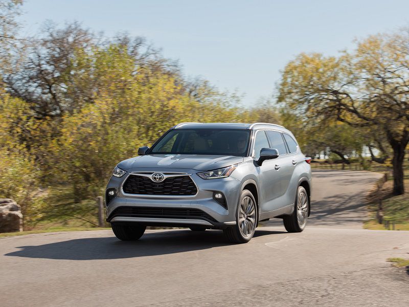 2020 Toyota Highlander Silver Driving Front Three Quarter ・  Photo by Toyota 