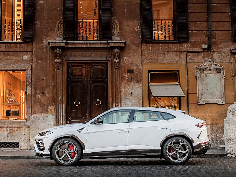 2019 Lamborghini Urus White Side Profile ・  Photo by Lamborghini 