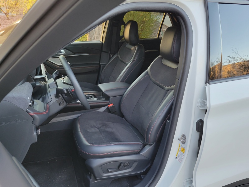 2025 Ford Explorer ST ・  Photo by Ron Sessions