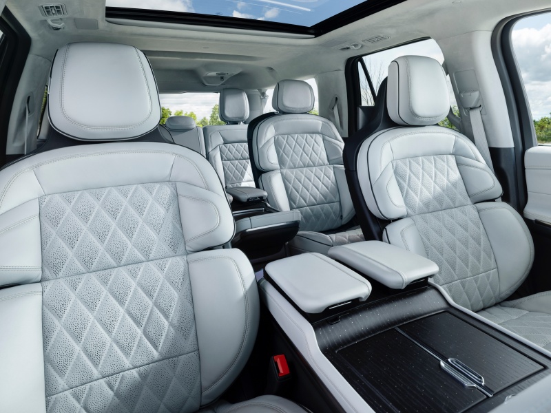 2025 Lincoln Navigator L Black Label ・  Photo by Lincoln