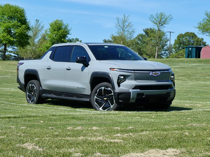 2026 Chevrolet Silverado EV vs. 2025 Ford F-150 Lightning Review
