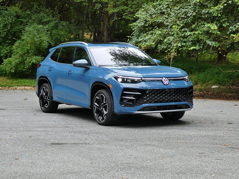 2025 Volkswagen Tiguan SEL R-Line ・  Photo by Brady Holt