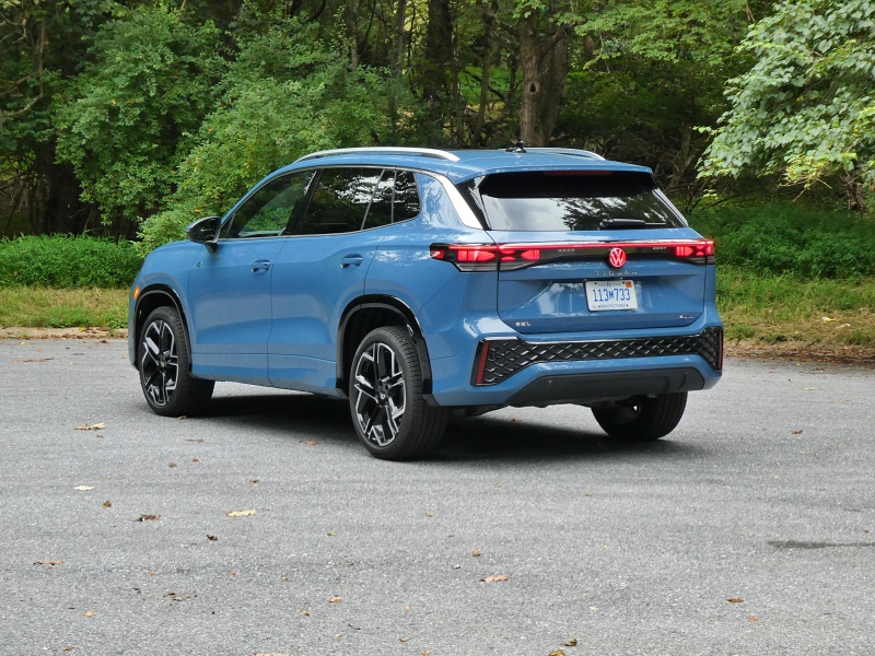2025 Volkswagen Tiguan SEL R-Line ・  Photo by Brady Holt