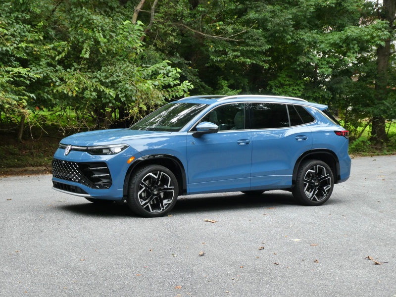 2025 Volkswagen Tiguan SEL R-Line ・  Photo by Brady Holt