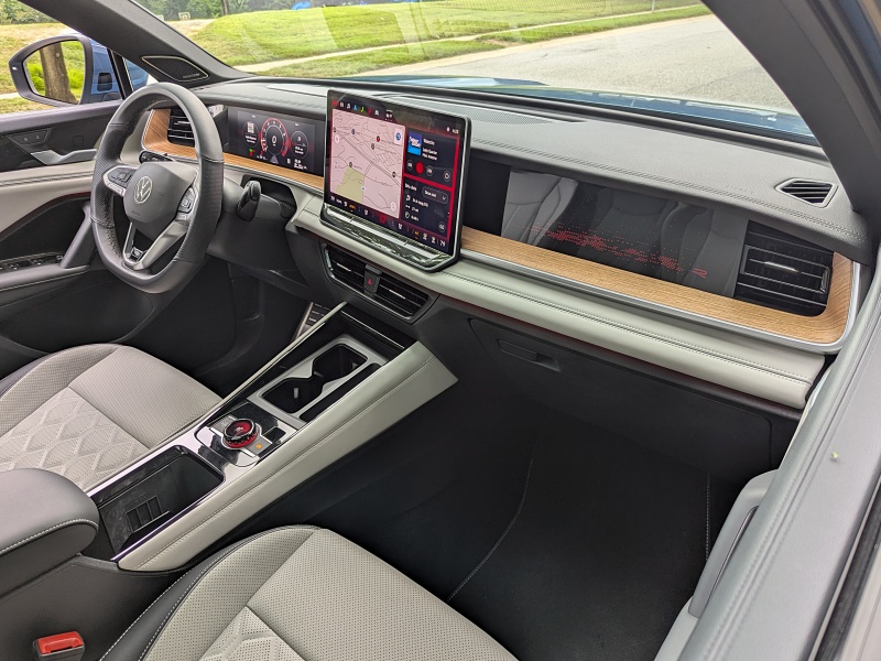 2025 Volkswagen Tiguan SEL R-Line ・  Photo by Brady Holt