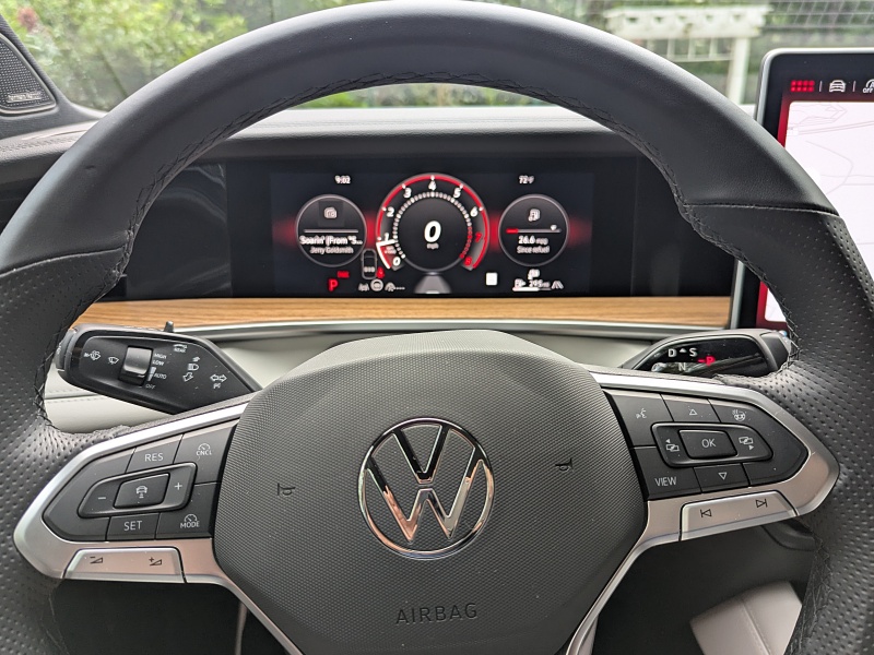 2025 Volkswagen Tiguan SEL R-Line ・  Photo by Brady Holt