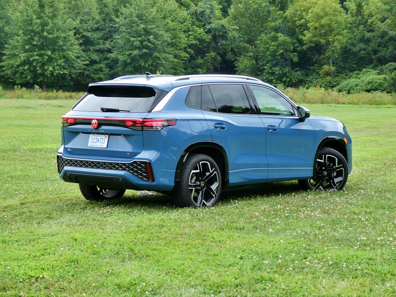 2025 Volkswagen Tiguan SEL R-Line ・  Photo by Brady Holt