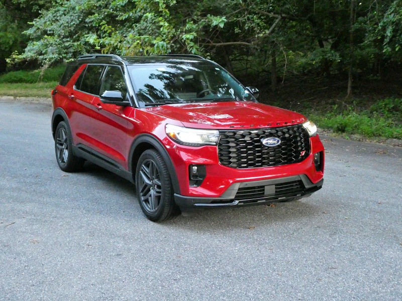 2025 Ford Explorer vs. 2025 Chevrolet Traverse Review