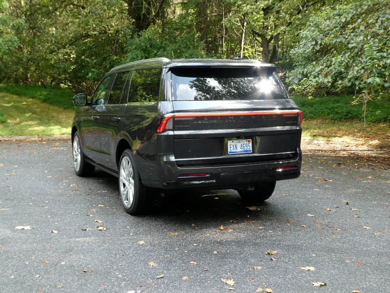 2025 Lincoln Navigator Reserve ・  Photo by Brady Holt