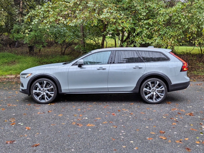 2025 Volvo V90 Cross Country ・  Photo by Brady Holt