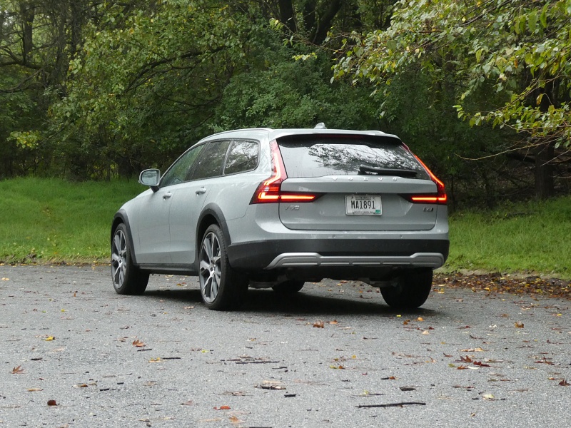 2025 Volvo V90 Cross Country ・  Photo by Brady Holt