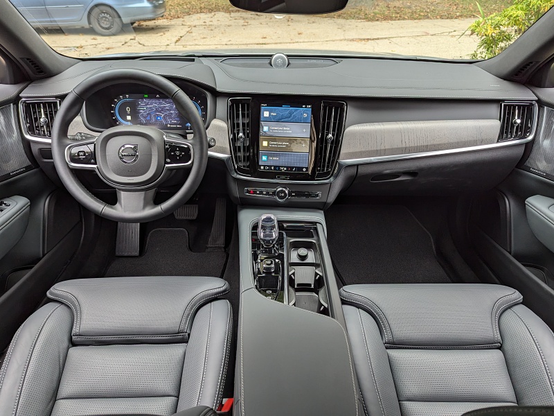 2025 Volvo V90 Cross Country ・  Photo by Brady Holt