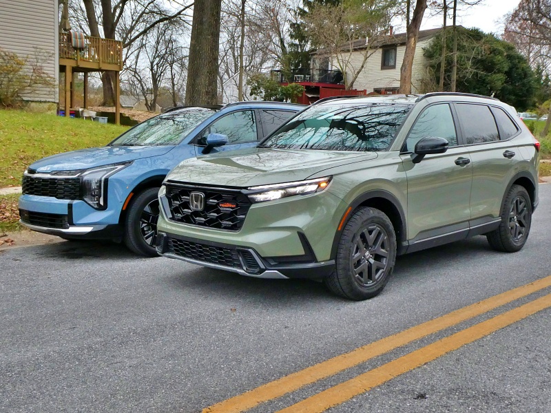 2026 Kia Sportage Hybrid SX Prestige and 2026 Honda CR-V Hybrid TrailSport ・  Photo by Brady Holt