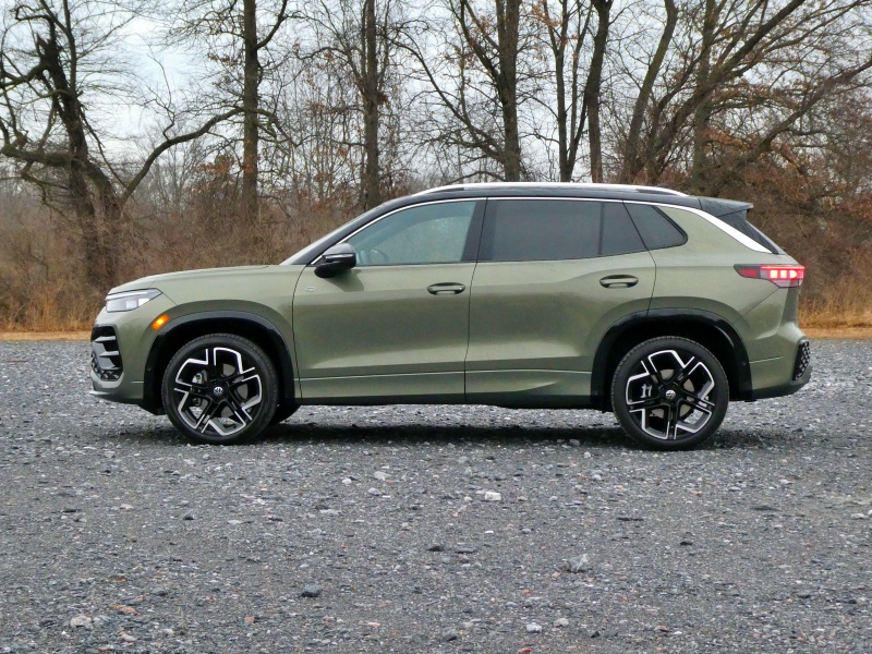 2026 Volkswagen Tiguan SEL R-Line Turbo ・  Photo by Brady Holt