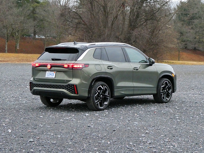 2026 Volkswagen Tiguan SEL R-Line Turbo ・  Photo by Brady Holt