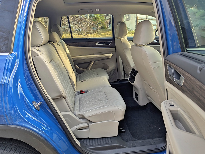 2026 Volkswagen Atlas SEL Premium R-Line ・  Photo by Brady Holt