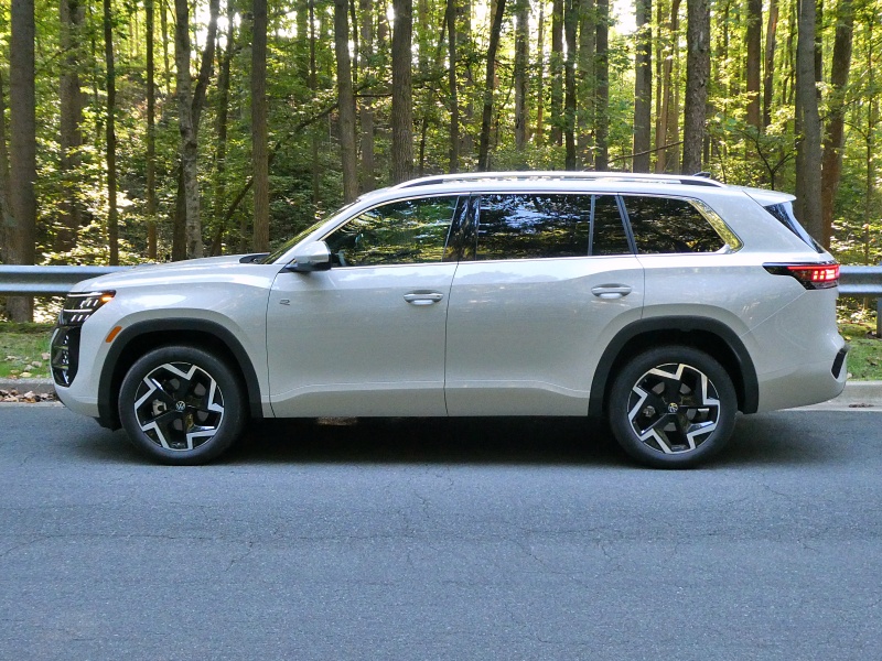 2027 Volkswagen Atlas SEL R-Line ・  Photo by Brady Holt
