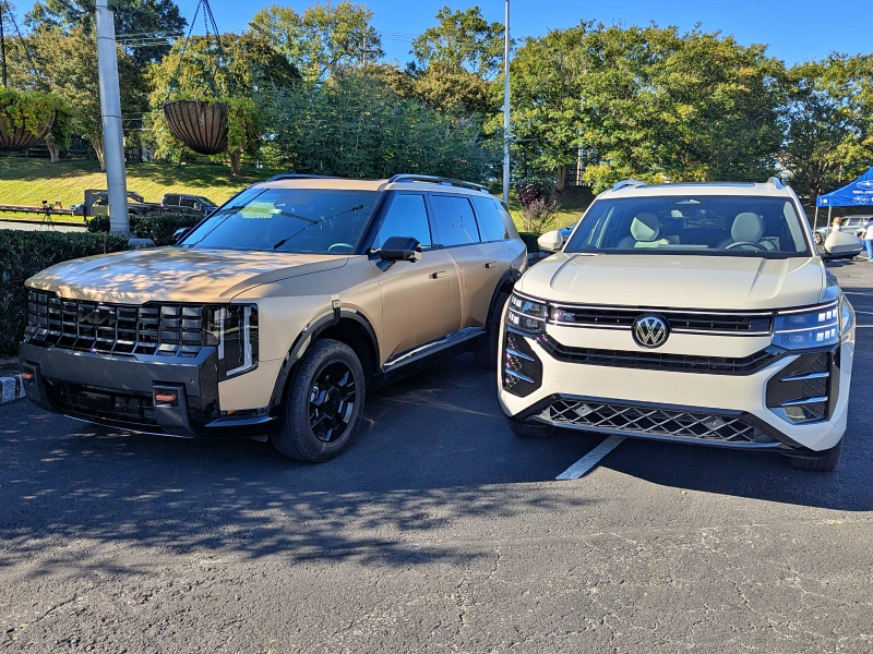2027 Volkswagen Atlas SEL R-Line and 2027 Kia Telluride X-Pro SX Prestige  ・  Photo by Brady Holt