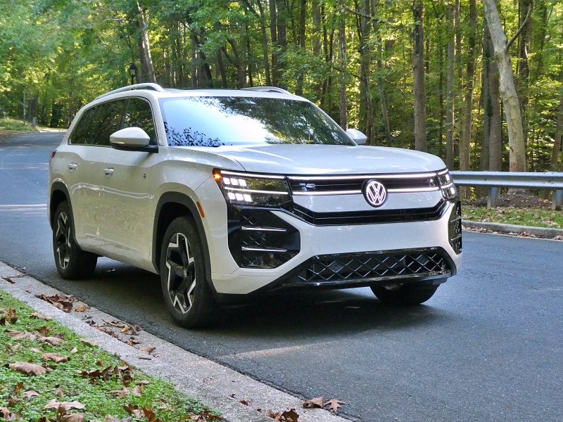 2027 Volkswagen Atlas SEL R-Line ・  Photo by Brady Holt