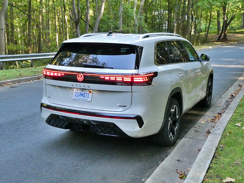 2027 Volkswagen Atlas SEL R-Line ・  Photo by Brady Holt