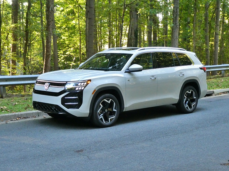 2027 Volkswagen Atlas SEL R-Line ・  Photo by Brady Holt