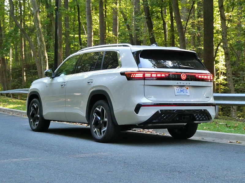 2027 Volkswagen Atlas SEL R-Line ・  Photo by Brady Holt