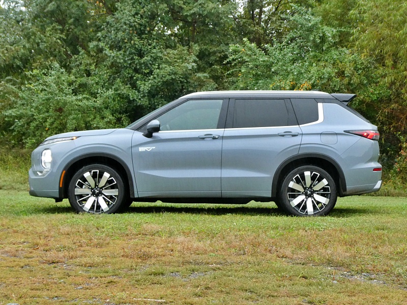 2026 Mitsubishi Outlander PHEV SEL ・  Photo by Brady Holt