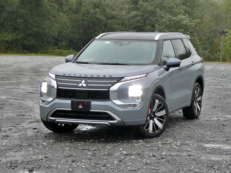 2026 Mitsubishi Outlander PHEV SEL ・  Photo by Brady Holt