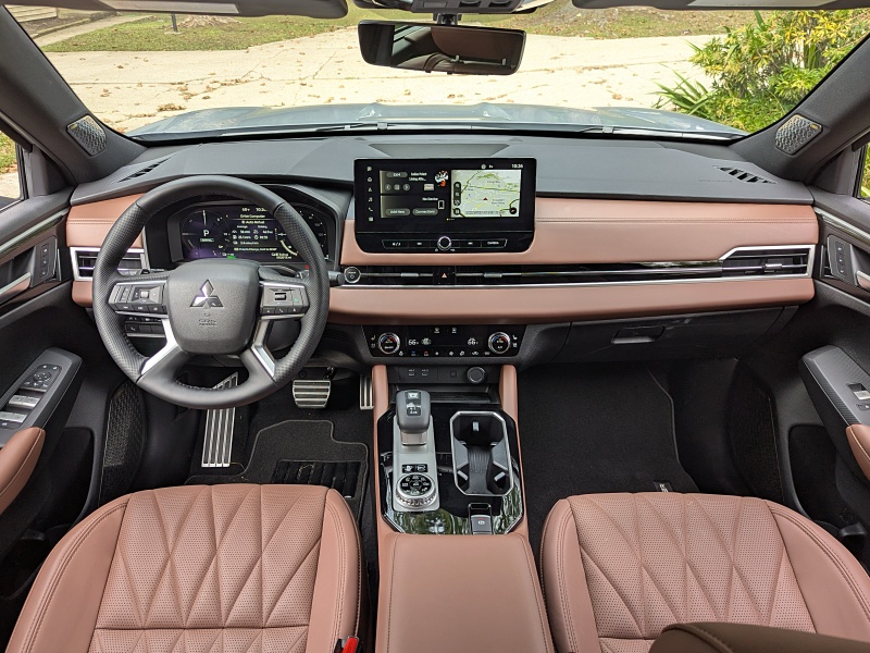 2026 Mitsubishi Outlander PHEV SEL ・  Photo by Brady Holt