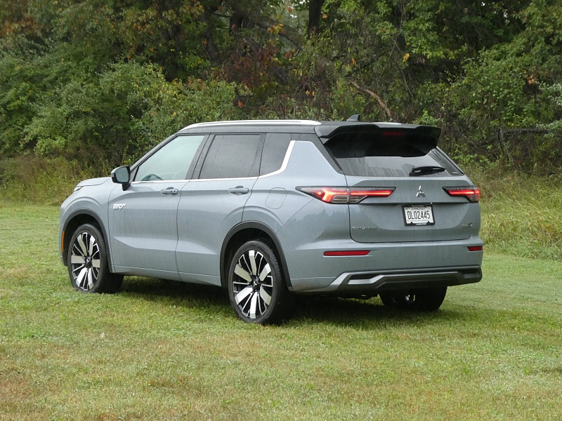 2026 Mitsubishi Outlander PHEV SEL ・  Photo by Brady Holt