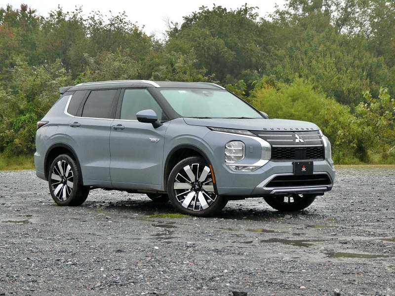 2026 Mitsubishi Outlander PHEV SEL ・  Photo by Brady Holt