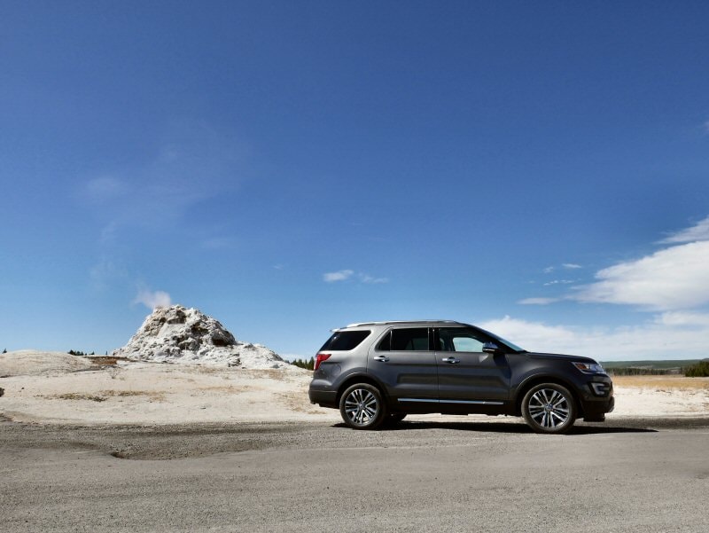 2016 Ford Explorer Platinum side profile ・  Photo by Benjamin Hunting