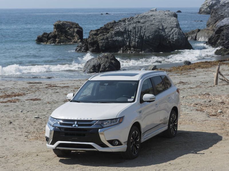 2018 Mitsubishi Outlander PHEV hero ・  Photo by Mitsubishi 