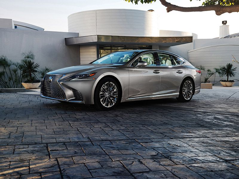 2018 Lexus LS 500 exterior front angle ・  Photo by Lexus 