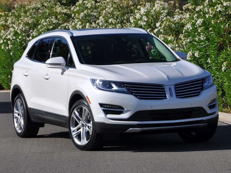 2015 Lincoln MKC Reserve Package White Platinum Metallic Tri-coat 19-inch Aluminum Wheels ・  Photo by Christian Wardlaw