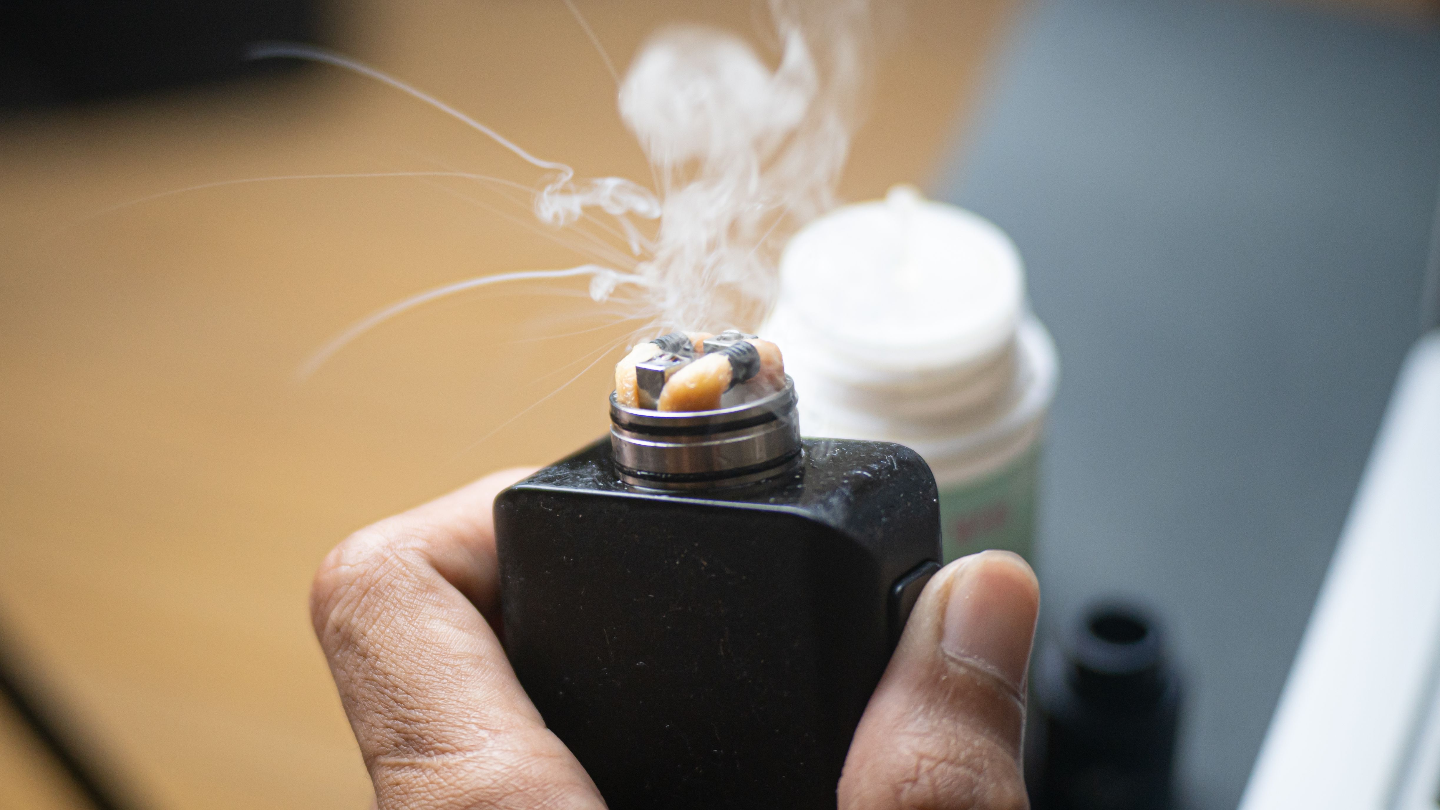 vaping-smoking-2024-11-25-03-46-51-utc.jpg