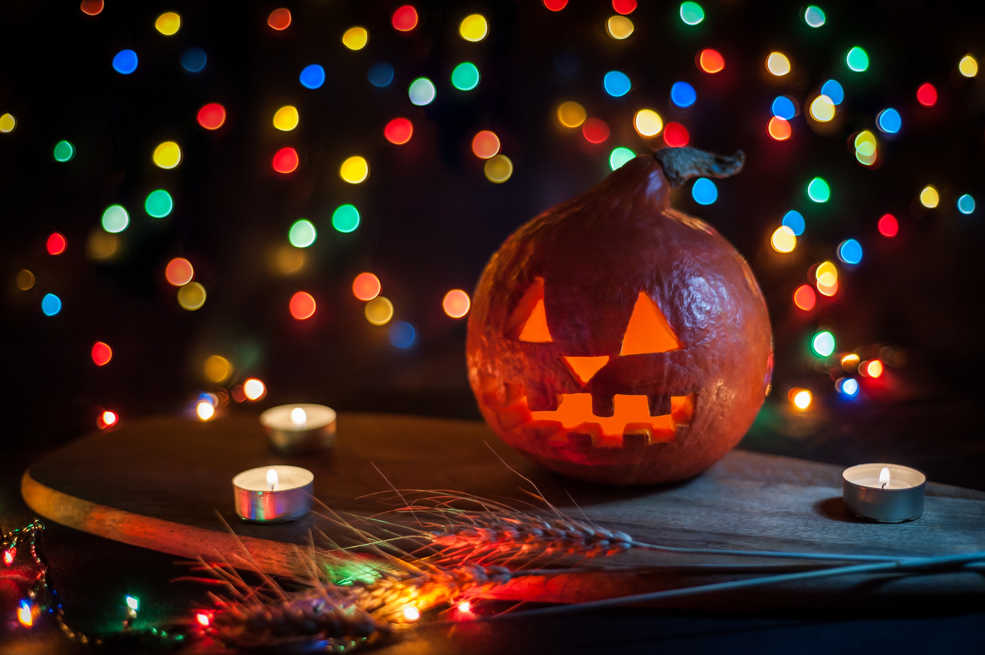 halloween-pumpkin-glowing-on-a-dark-background-lig-2025-01-09-00-22-39-utc.jpg