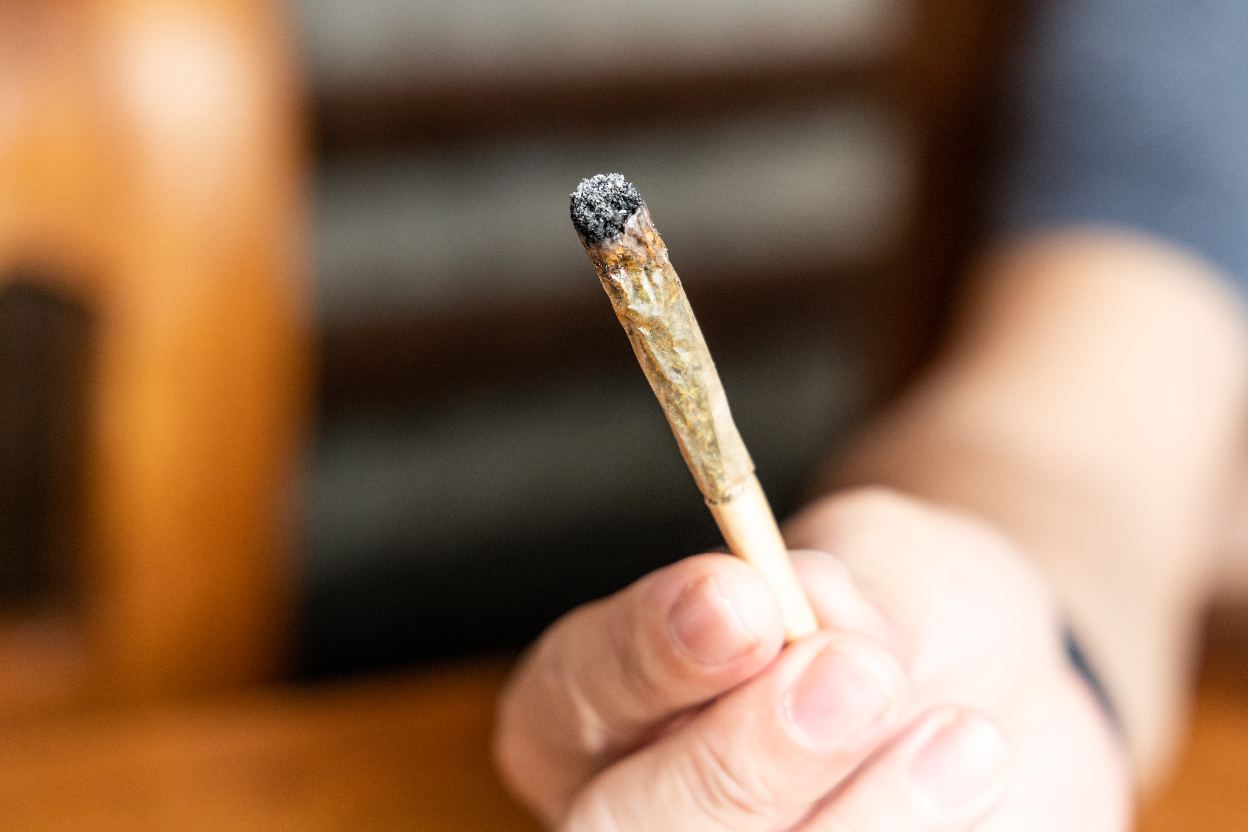 finger-holding-spent-cannabis-cigarette-and-ready-2025-03-07-22-44-58-utc.jpg