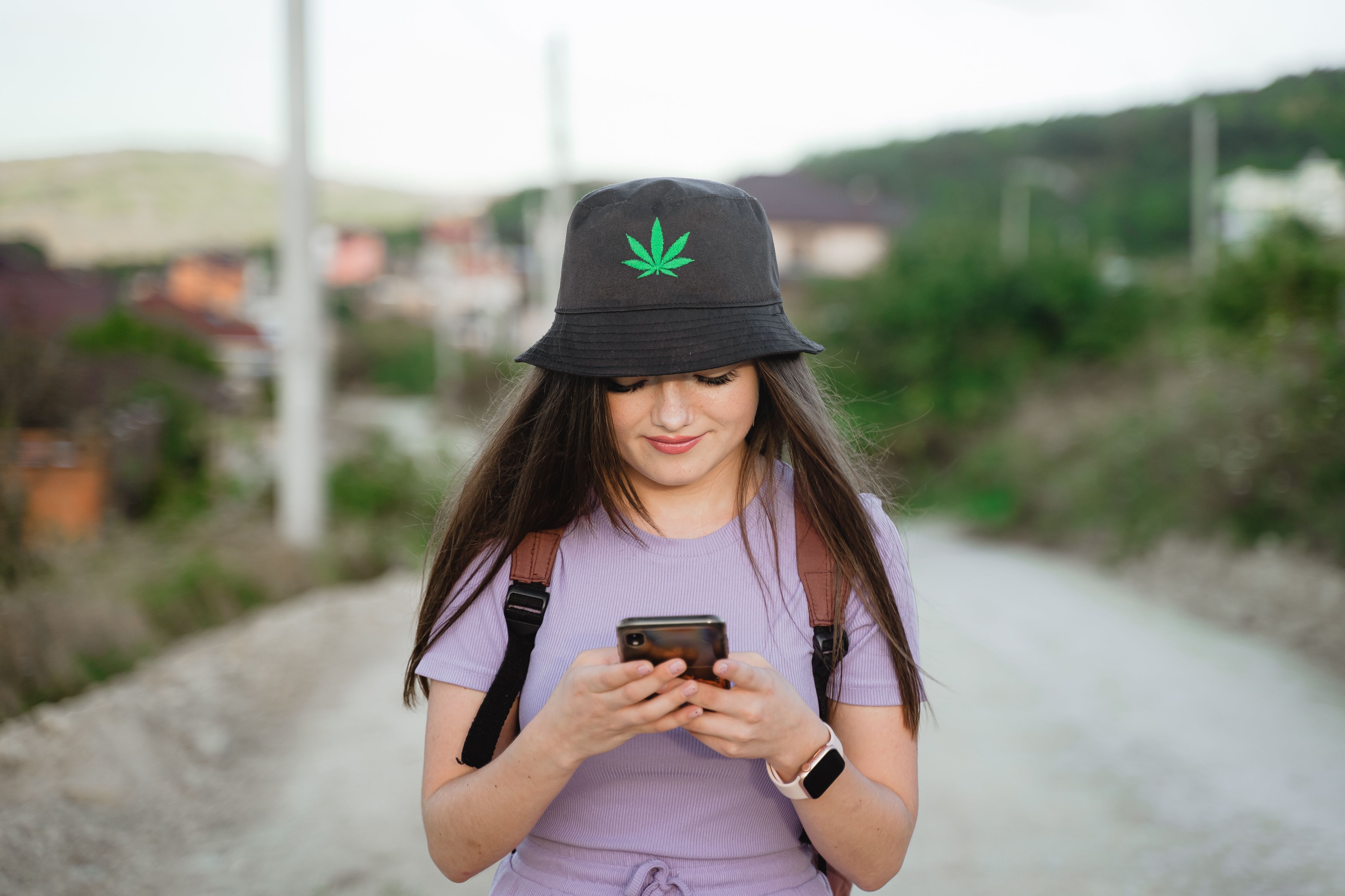Okland-girl-looking-at-mobile-phone-2025-03-23-18-46-48-utc.jpg