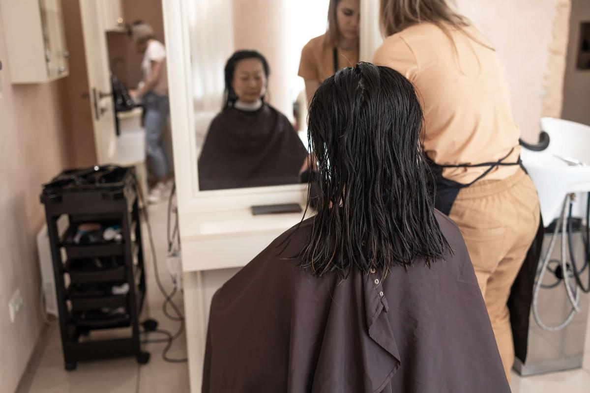 young-brunette-woman-sitting-in-a-salon-chair-talk-2023-11-27-05-00-48-utc-min.jpg