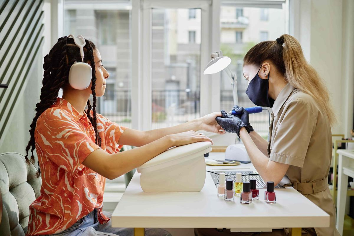 15 Small Home Nail Salon Ideas