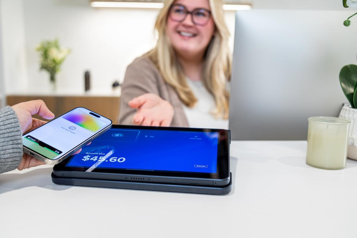 PayProMini-Desktop-TapToPay-Lifestyle-001.jpg