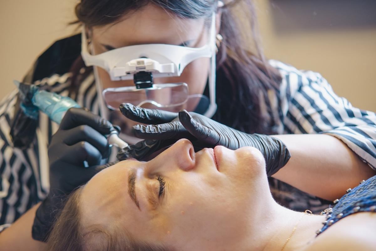 beautician-applying-permanent-makeup-on-eyebrows-i-2025-02-20-00-31-23-utc.jpg